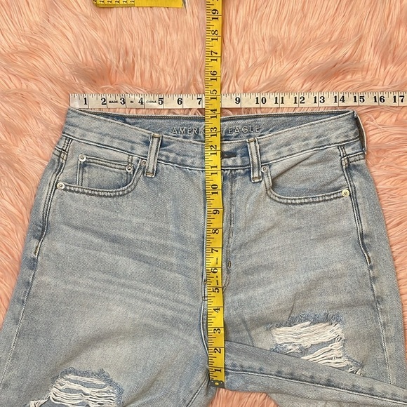 American‎ Eagle Light Wash Distressed Mom Jean Size 6 - Picture 8 of 9